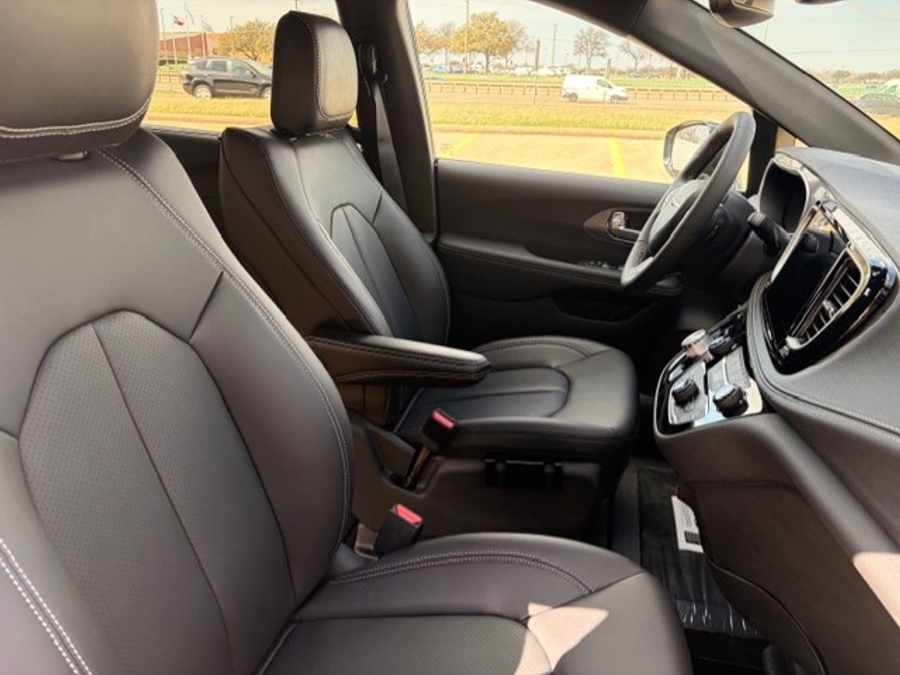 Black Chrysler Pacifica image number 10