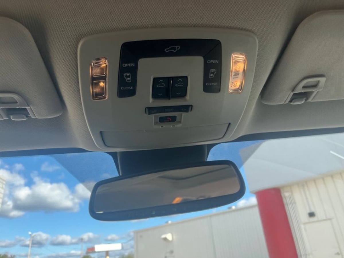 Grey Toyota Sienna image number 6