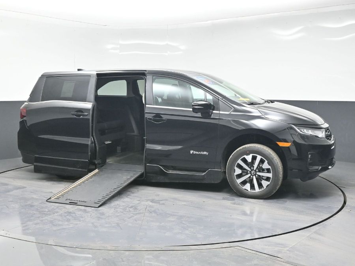 Black Honda Odyssey with Side Entry Automatic In Floor ramp
