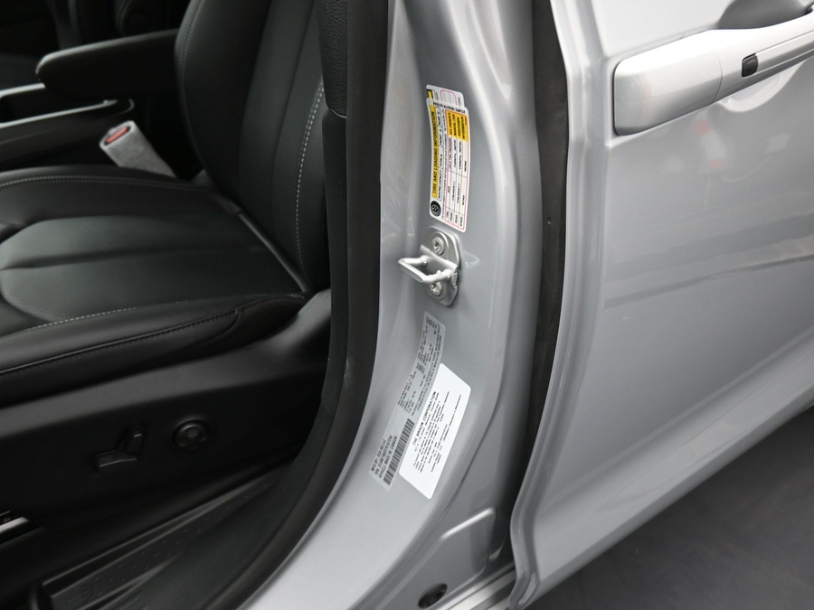 Silver Chrysler Pacifica image number 15