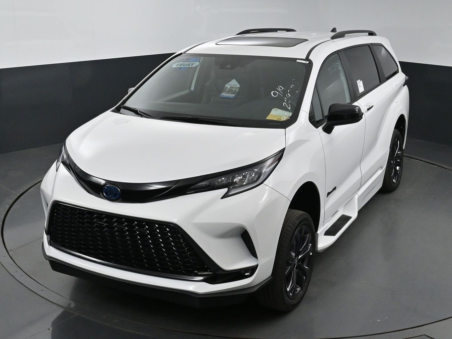 New 2025 Toyota Sienna Hybrid XSE Sport - BraunAbility Side Entry Entry Fold Out Automatic Ramp