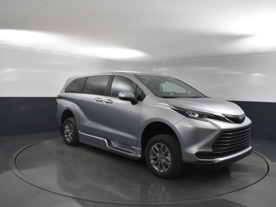 New 2025 Toyota Sienna Hybrid LE - BraunAbility Side Entry Entry Fold Out Automatic Ramp