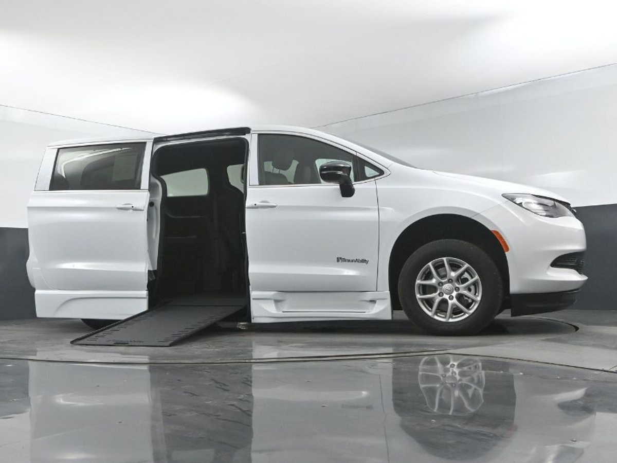 White Chrysler Voyager image number 17