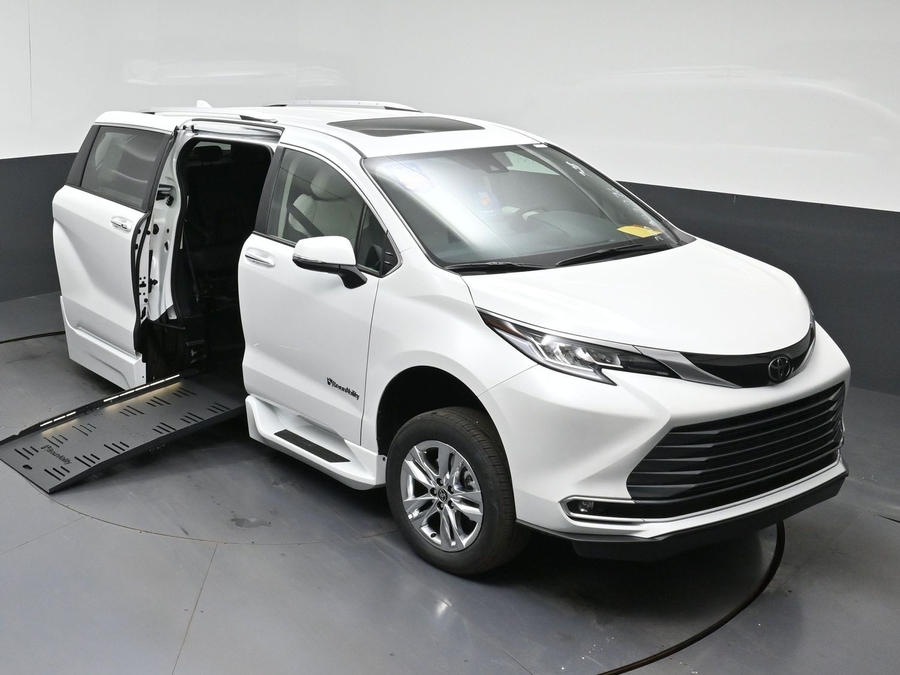 New 2026 Toyota Sienna Hybrid Limited - BraunAbility Side Entry Fold Out Automatic Ramp