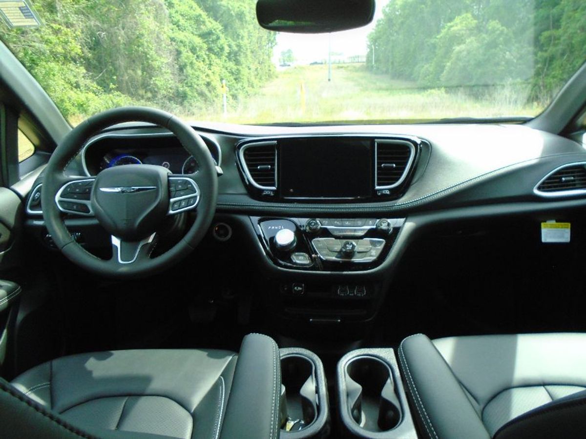 Número de imagen Chrysler Pacifica negro 1