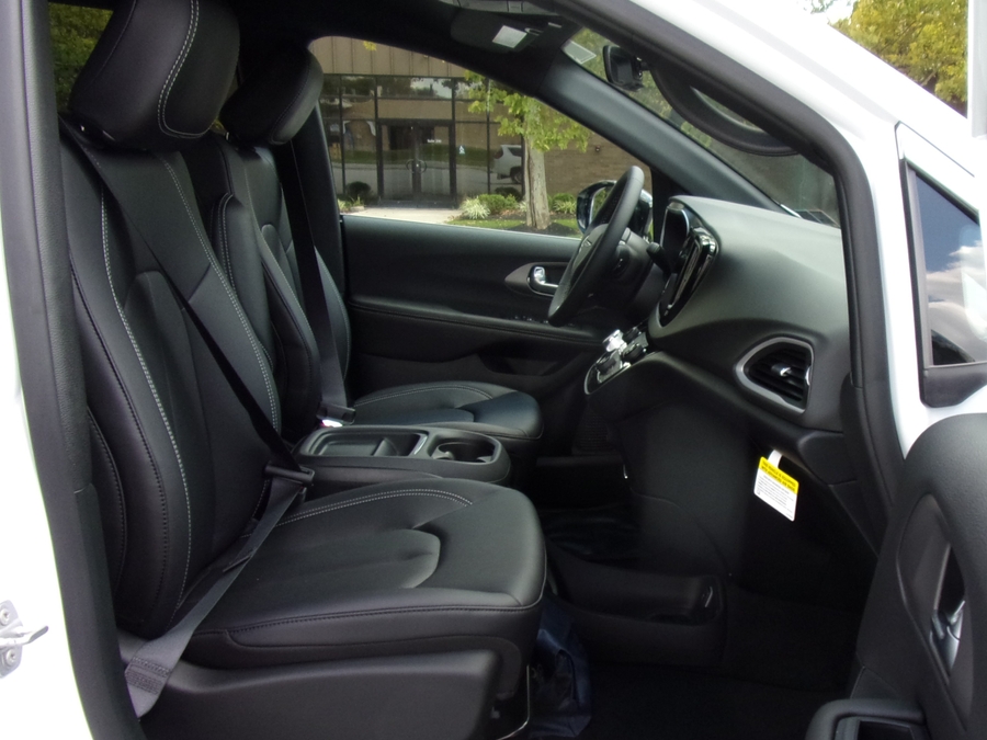 2027 Chrysler Voyager LX - Photo 18