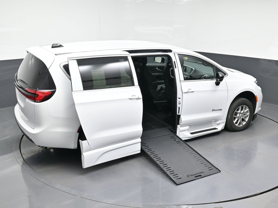 White Chrysler Pacifica image number 11