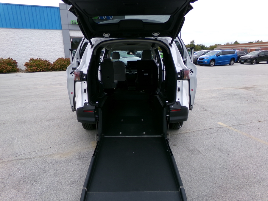 White Toyota Sienna image number 13