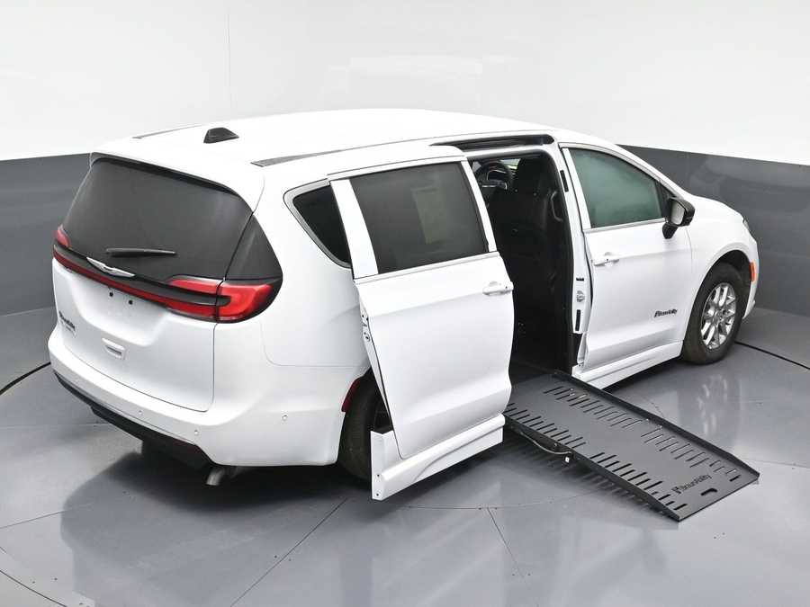 White Chrysler Pacifica image number 25