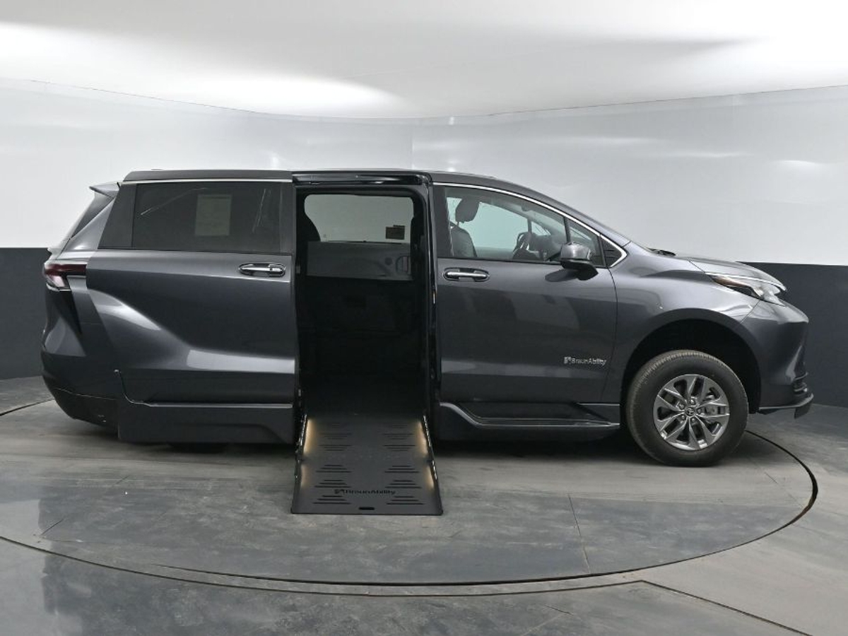 2025 Toyota Sienna XLE's photo