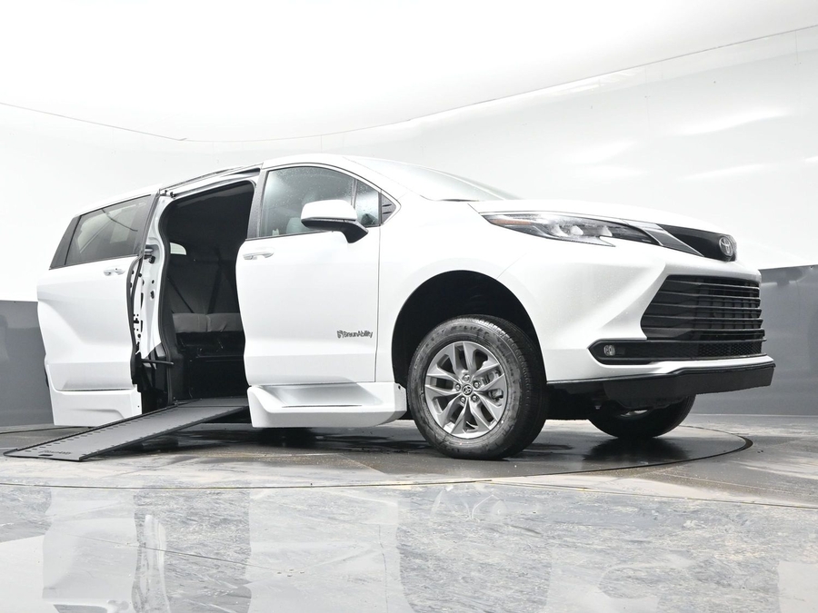 White Toyota Sienna image number 15