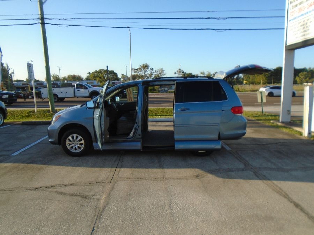 Blue Honda Odyssey image number 12