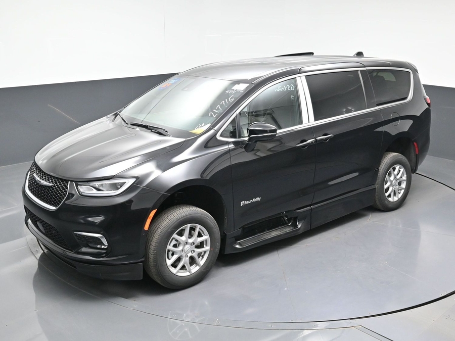 Black Chrysler Pacifica image number 19