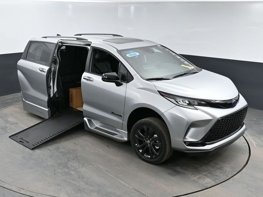 New 2025 Toyota Sienna Hybrid XSE Sport - BraunAbility Side Entry Entry In Floor Automatic Ramp