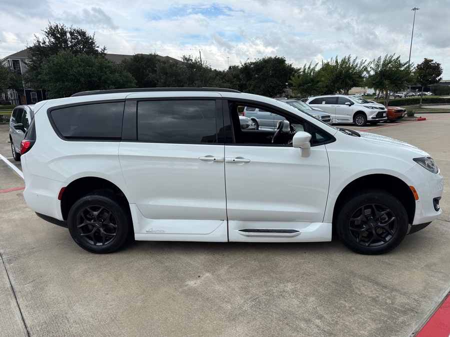 White Chrysler Pacifica image number 1