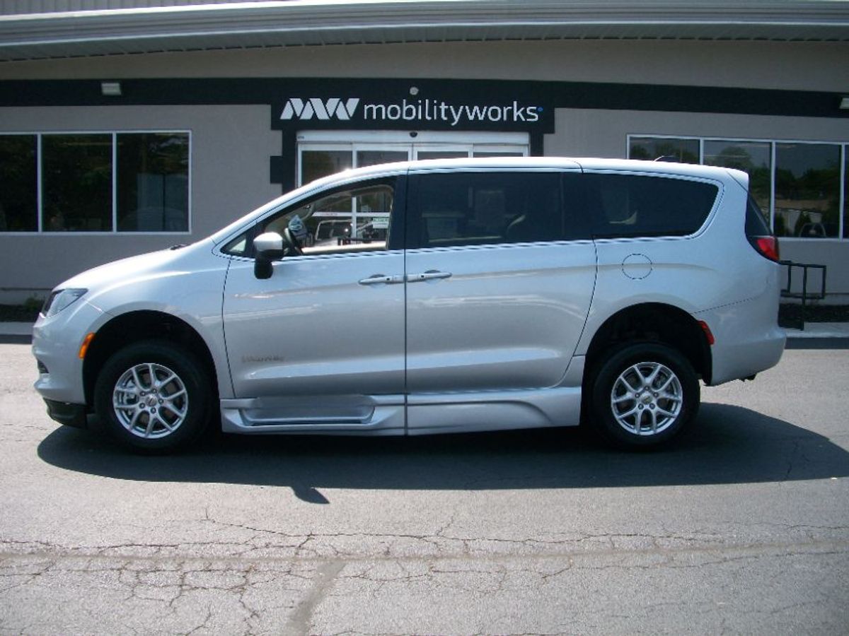 Used 2023 Chrysler Voyager LX's photo