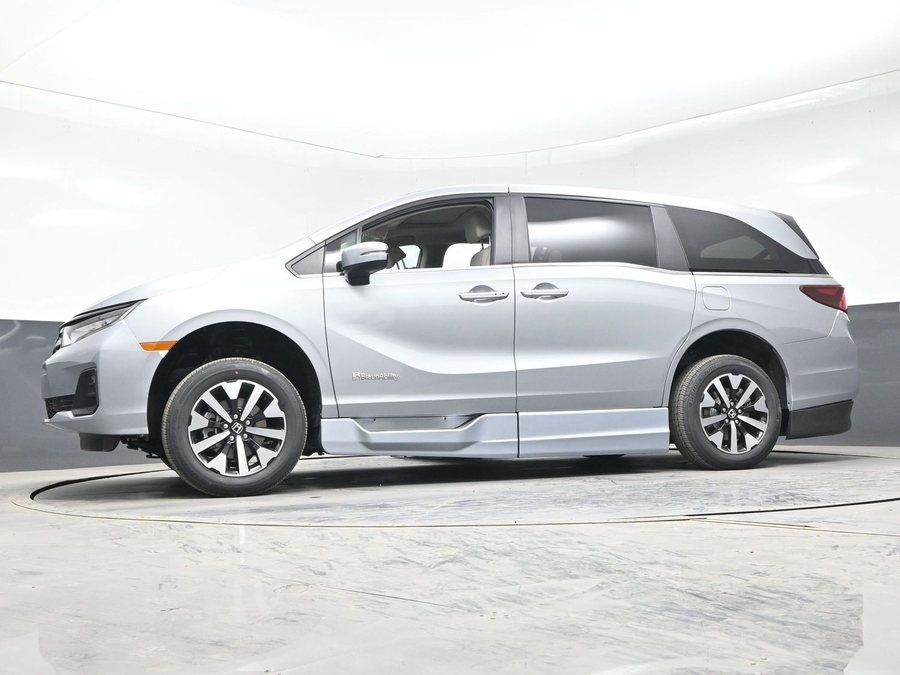 Silver Honda Odyssey image number 19