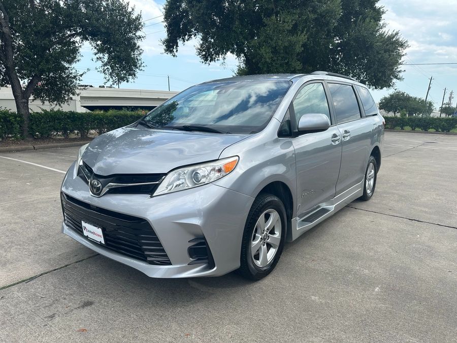 Used 2018 Toyota Sienna LE - BraunAbility Side Entry Entry Fold Out Automatic Ramp
