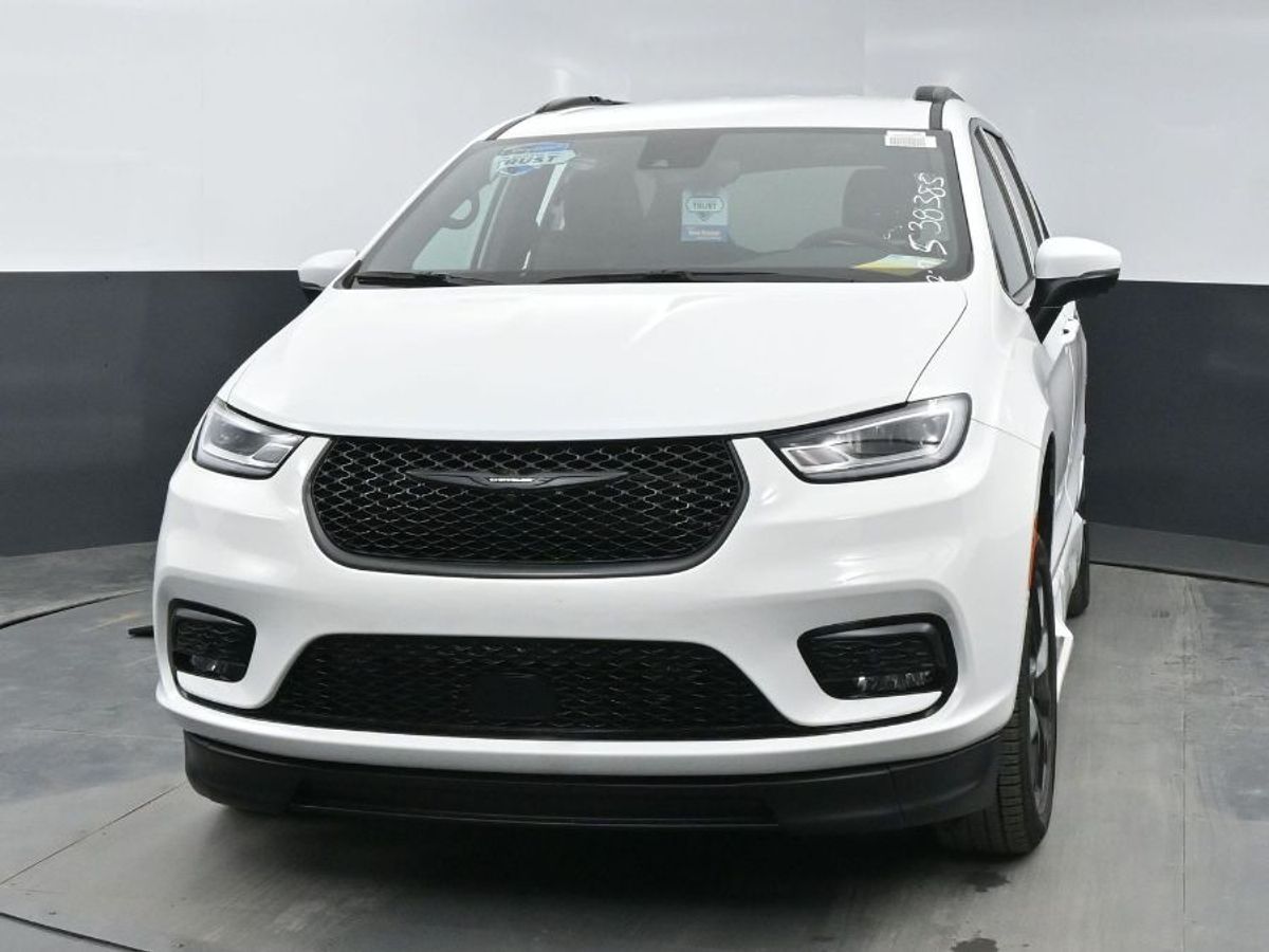 White Chrysler Pacifica image number 19