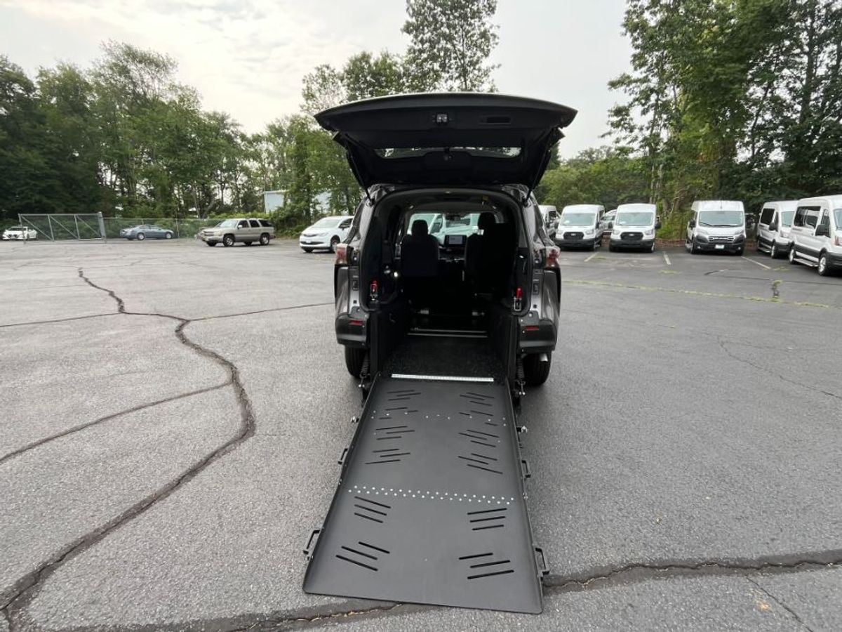 Grey Toyota Sienna image number 10