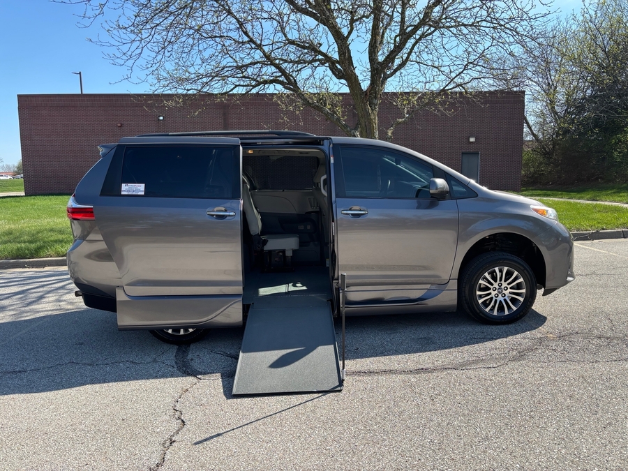 Used 2018 Toyota Sienna XLE - VMI Side Entry Entry In Floor Manual Ramp