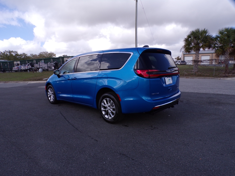 Blue Chrysler Pacifica image number 4
