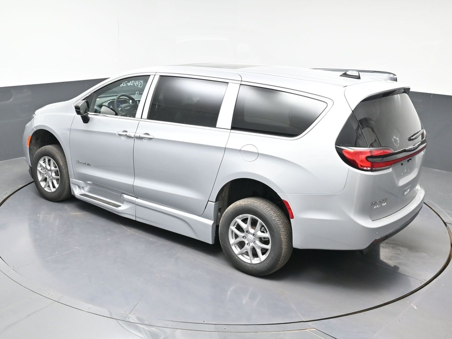 New 2026 Chrysler Pacifica Select Plus - BraunAbility Side Entry Entry Fold Out Automatic Ramp