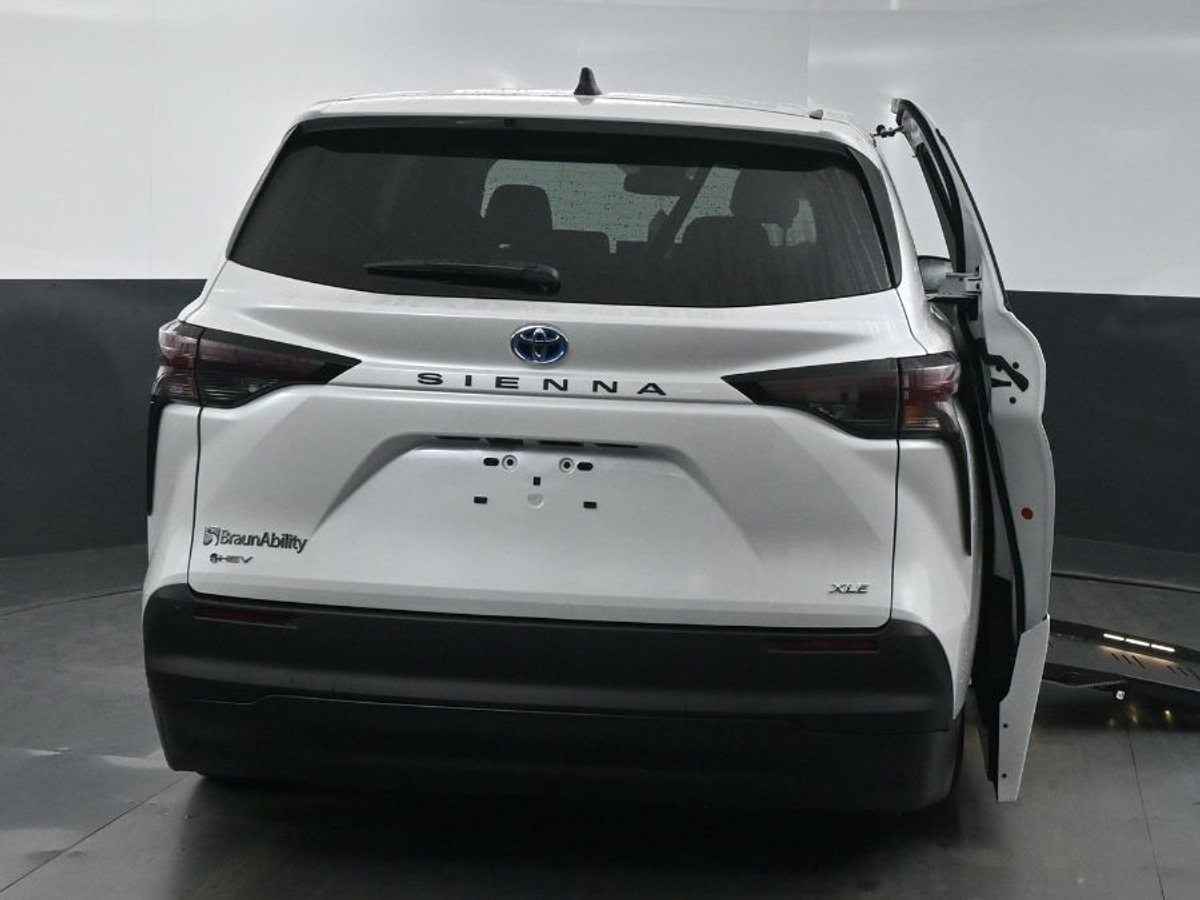 White Toyota Sienna image number 6