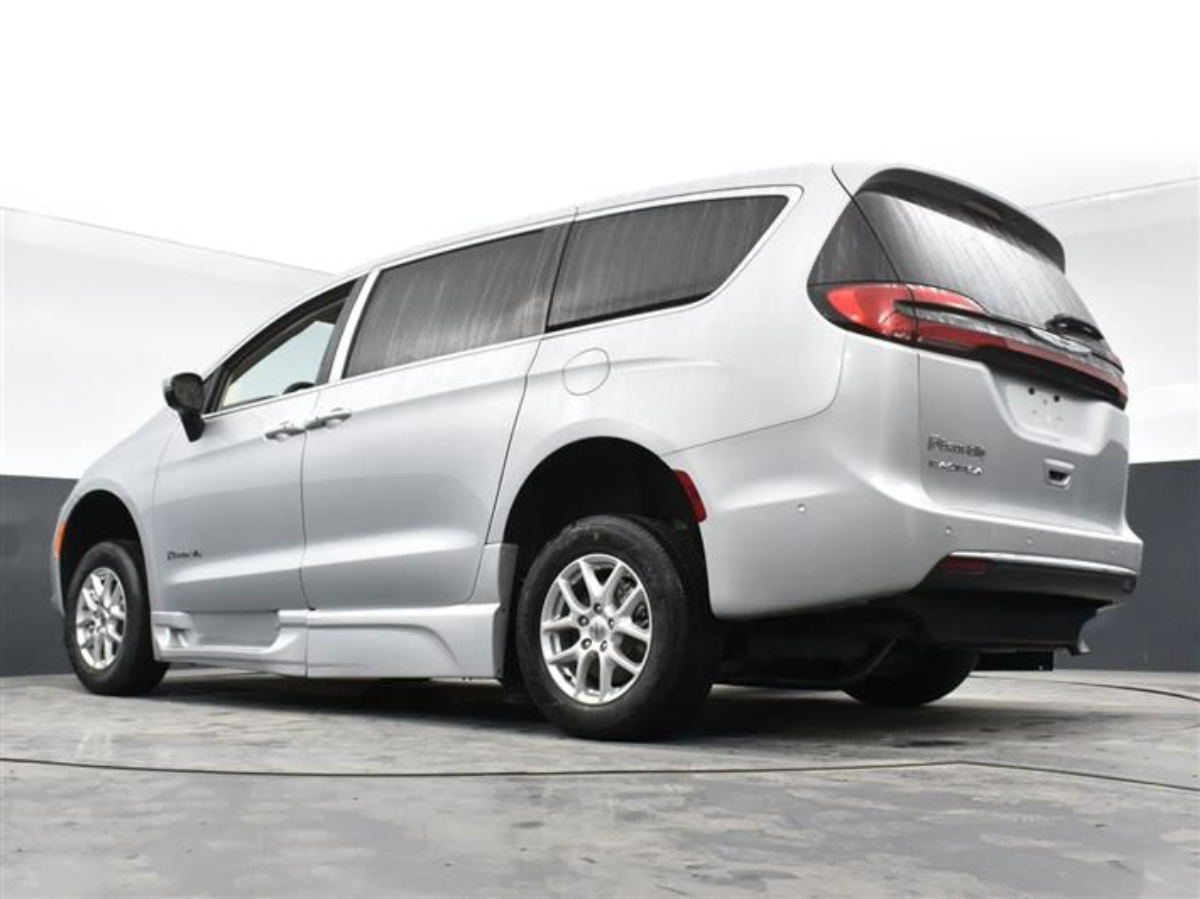 Silver Chrysler Pacifica image number 18