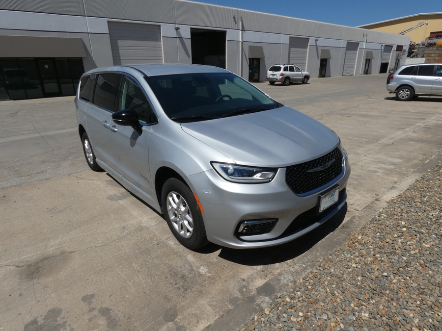 Silver Chrysler Pacifica image number 8