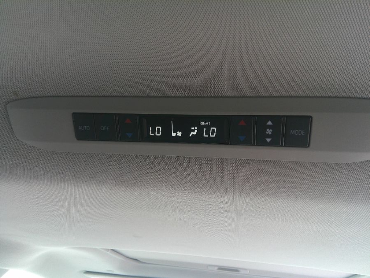 Blue Toyota Sienna image number 13