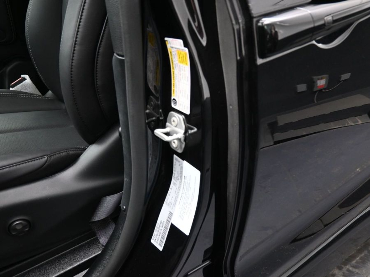 Black Chrysler Pacifica image number 15