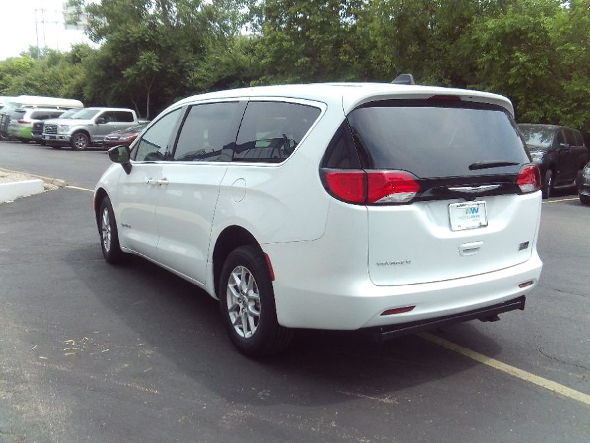 White Chrysler Voyager image number 12