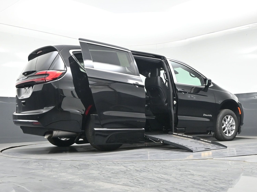 Black Chrysler Pacifica image number 18