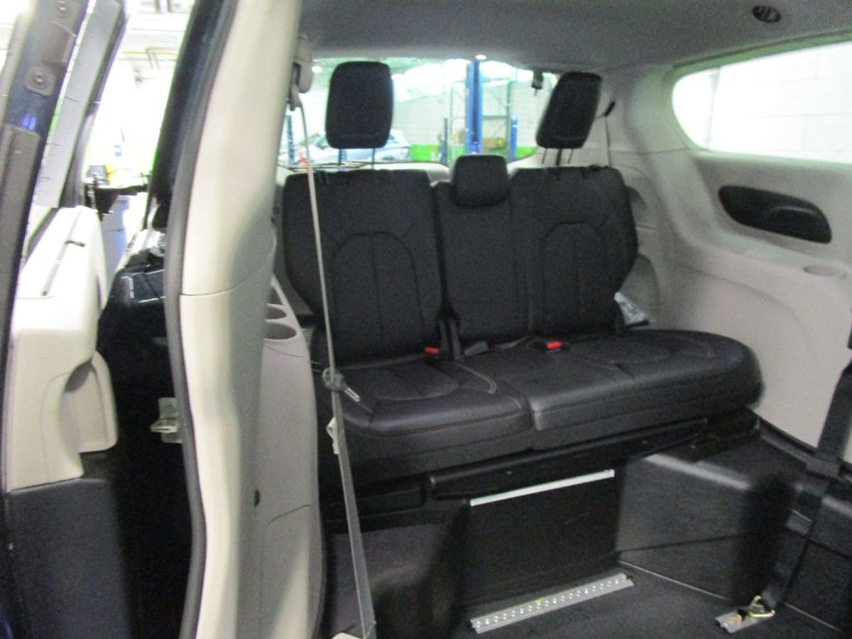 Blue Chrysler Pacifica image number 15