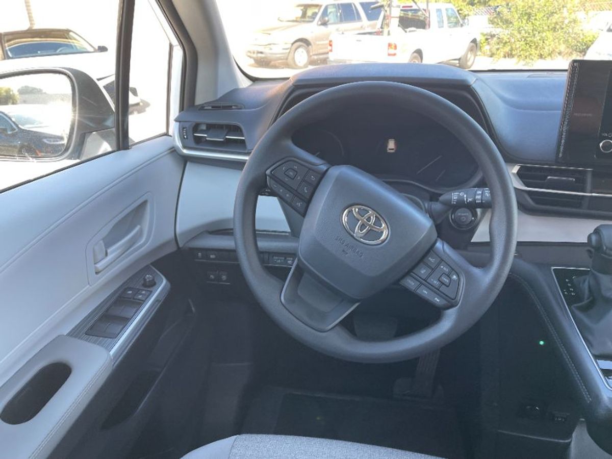 White Toyota Sienna image number 5