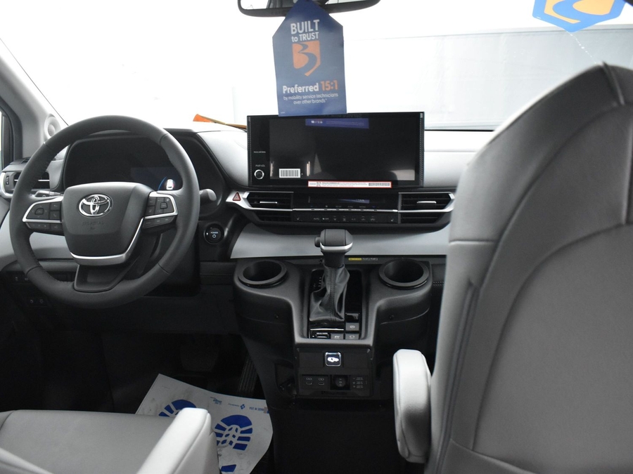 New 2025 Toyota Sienna Hybrid XLE Plus - BraunAbility Side Entry Entry Fold Out Automatic Ramp