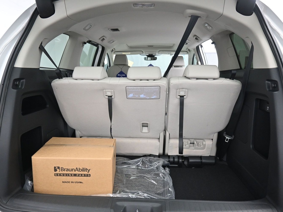 White Honda Odyssey image number 8
