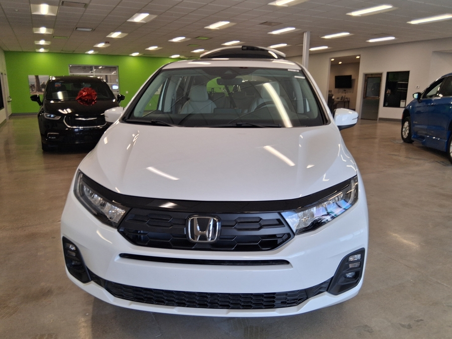 White Honda Odyssey image number 1