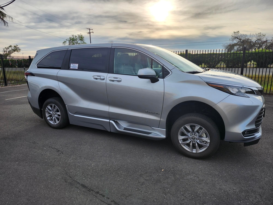 Used 2025 Toyota Sienna Hybrid XLE - BraunAbility Side Entry Entry Fold Out Automatic Ramp