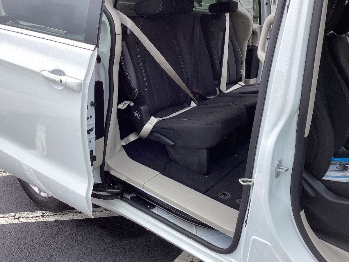 White Chrysler Voyager image number 13