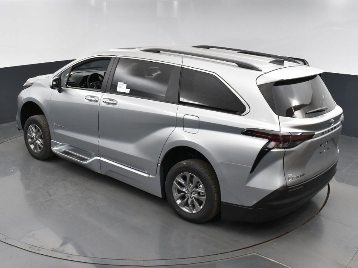 Silver Toyota Sienna image number 13