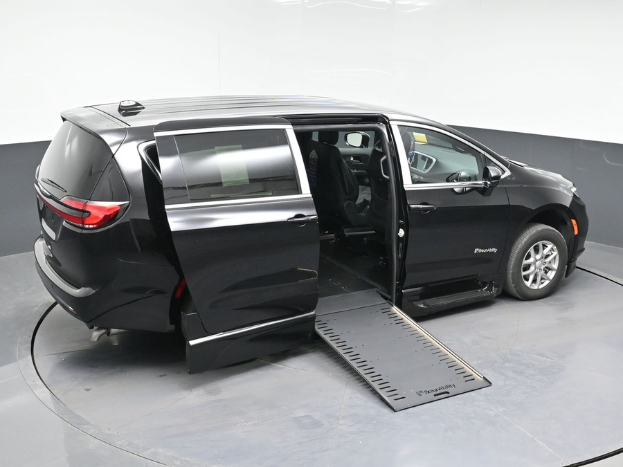 Black Chrysler Pacifica image number 22