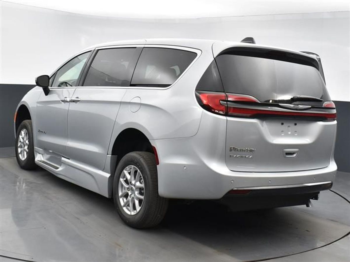 Silver Chrysler Pacifica image number 4