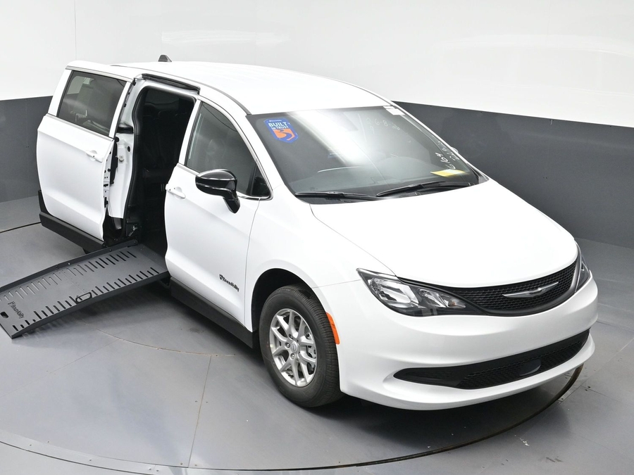 New 2026 Chrysler Voyager LX - BraunAbility Side Entry Fold Out Manual Ramp