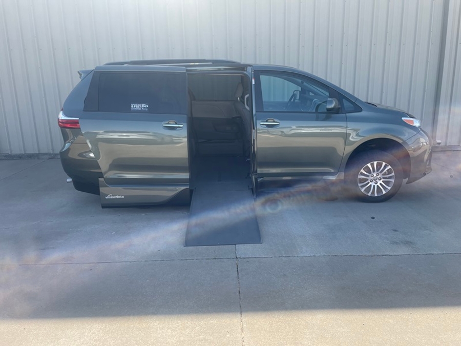 Used 2018 Toyota Sienna XLE - VMI Side Entry In Floor Automatic Ramp