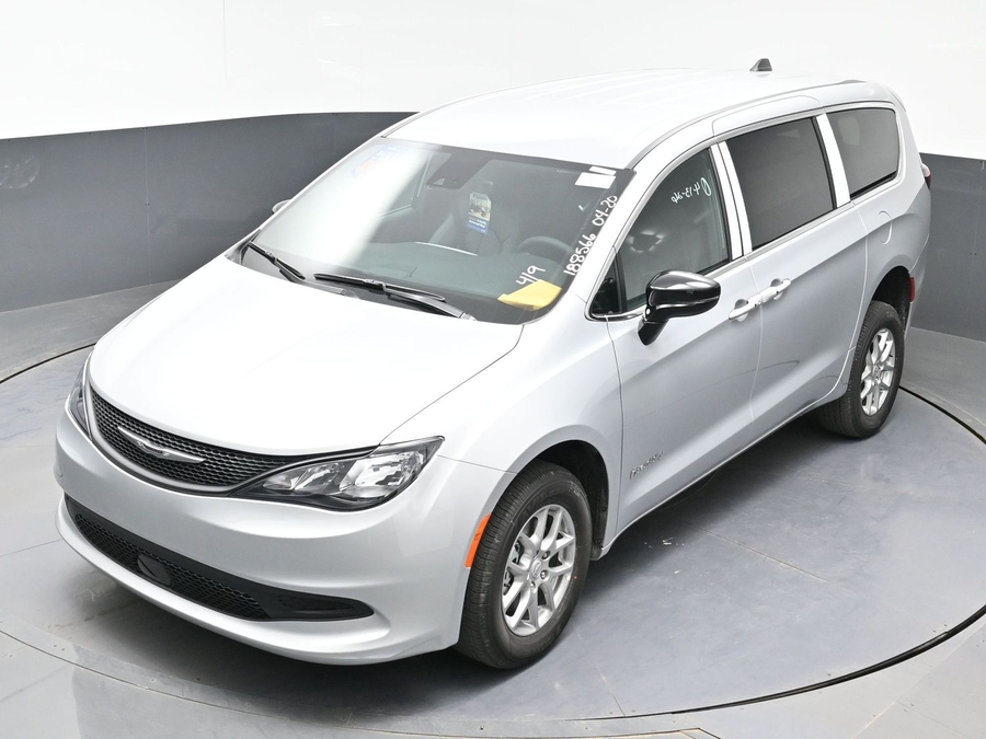 Silver Chrysler Voyager image number 22