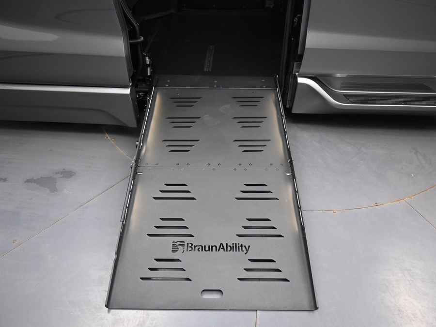 New 2026 Toyota Sienna Hybrid XLE Base - BraunAbility Side Entry Fold Out Automatic Ramp