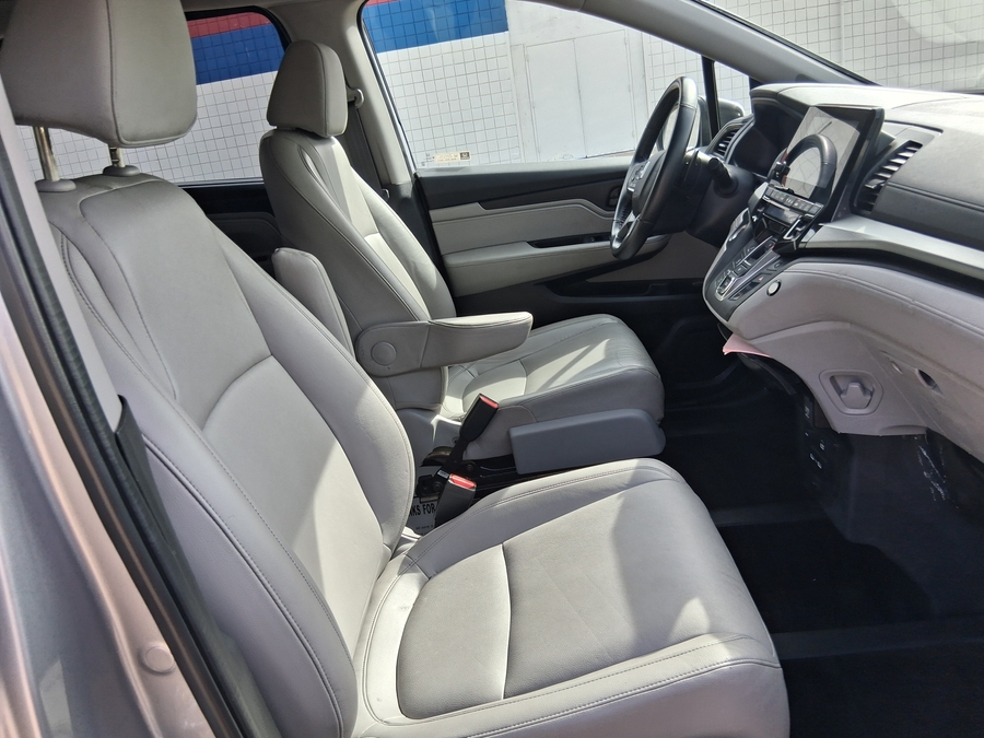 Silver Honda Odyssey image number 11
