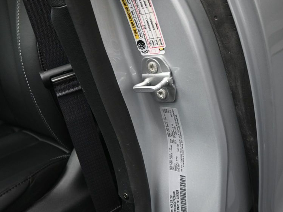 Silver Chrysler Pacifica image number 13
